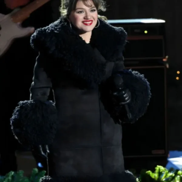 kelly-clarkson-black-coat.webp