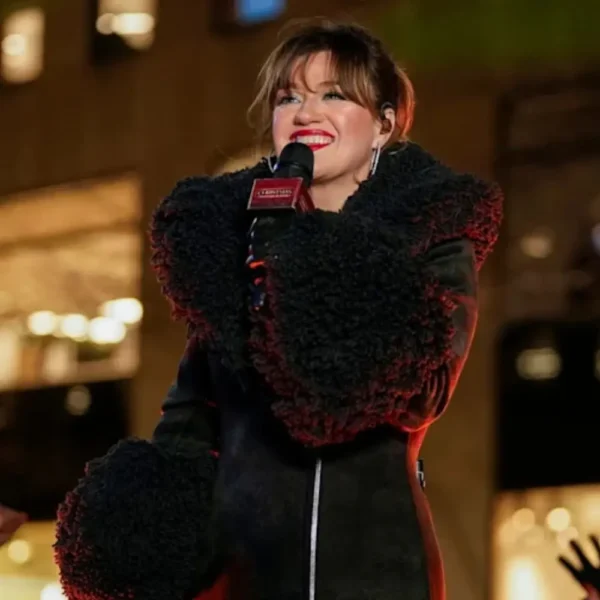 kelly-clarkson-fur-coat.webp